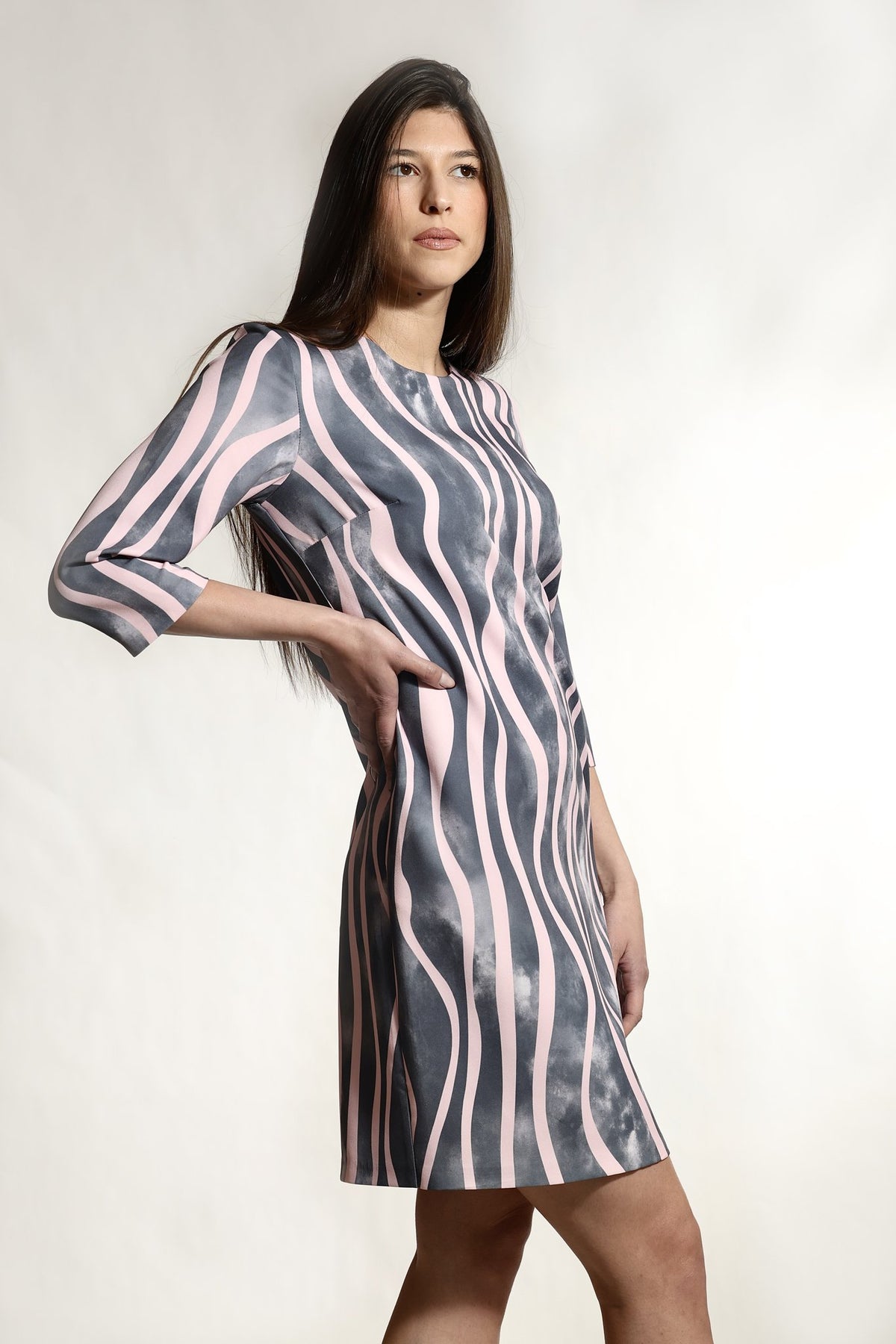 Haljina sa talasastim prugama — Roze-siva