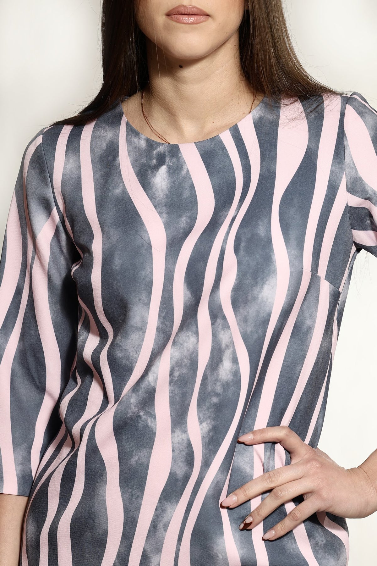 Haljina sa talasastim prugama — Roze-siva